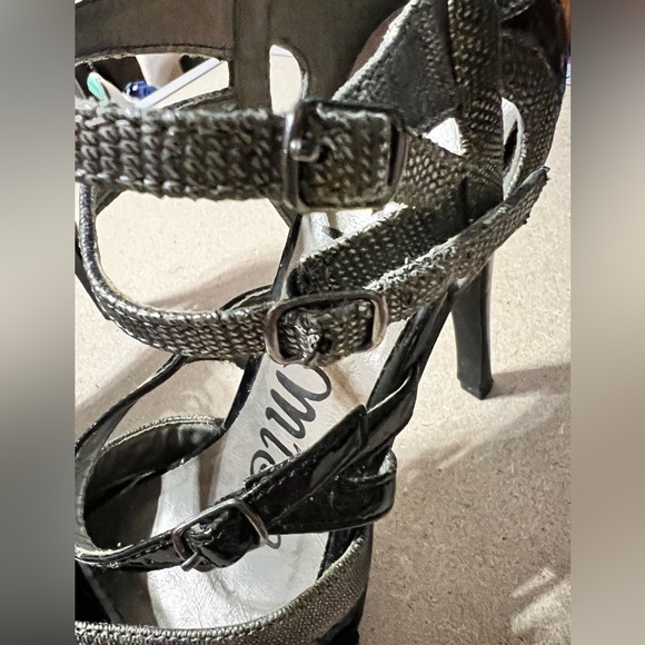 Promise Shoes Women’s Platform Heels. Black and Pewter Snakeskin design. - Picture 8 of 10